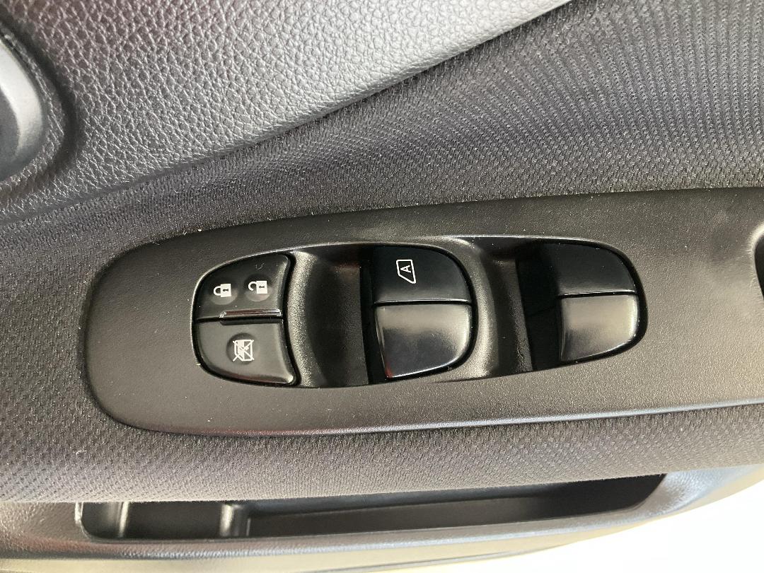 Photo '31' of Nissan Serena Photo '31' of Nissan Serena