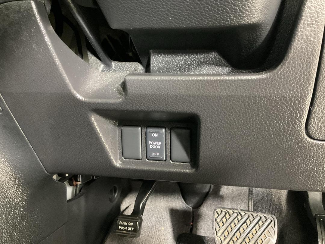 Photo '34' of Nissan Serena Photo '34' of Nissan Serena