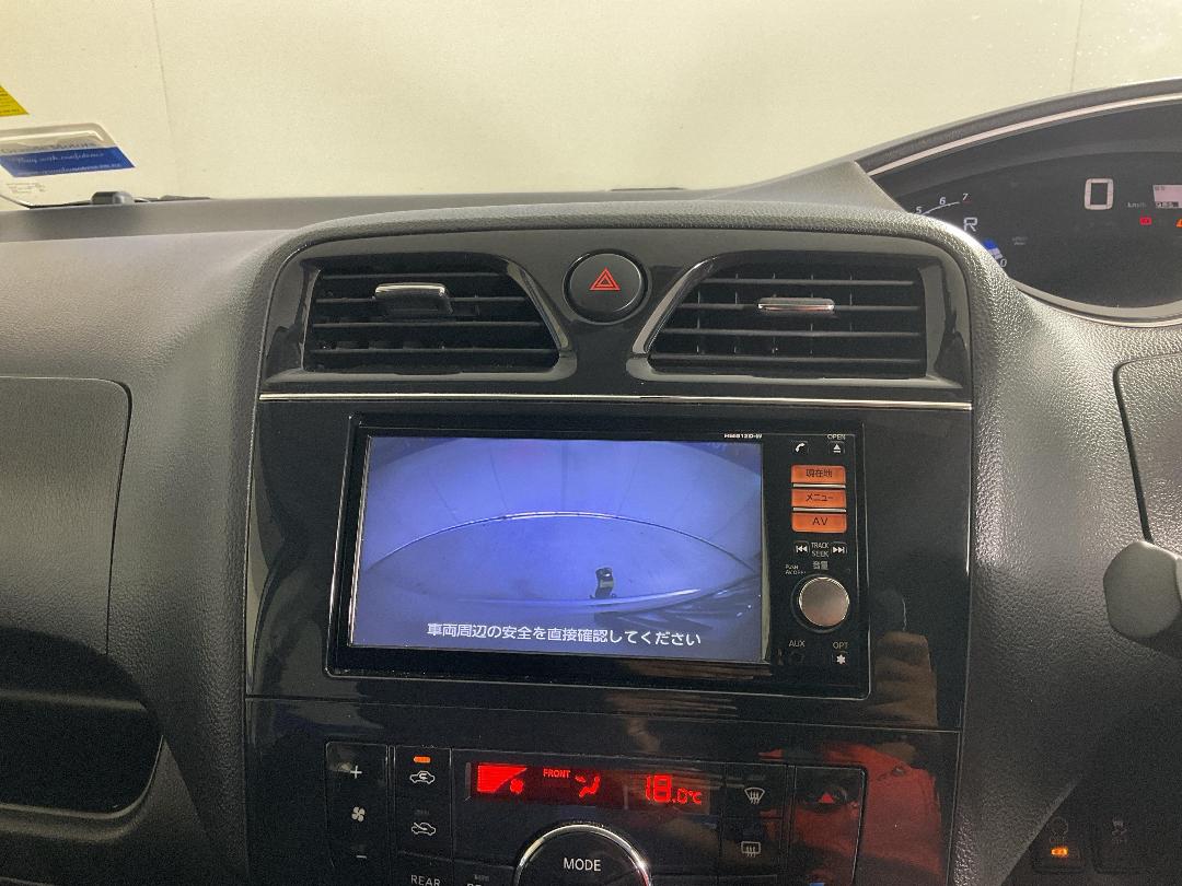 Photo '33' of Nissan Serena Photo '33' of Nissan Serena