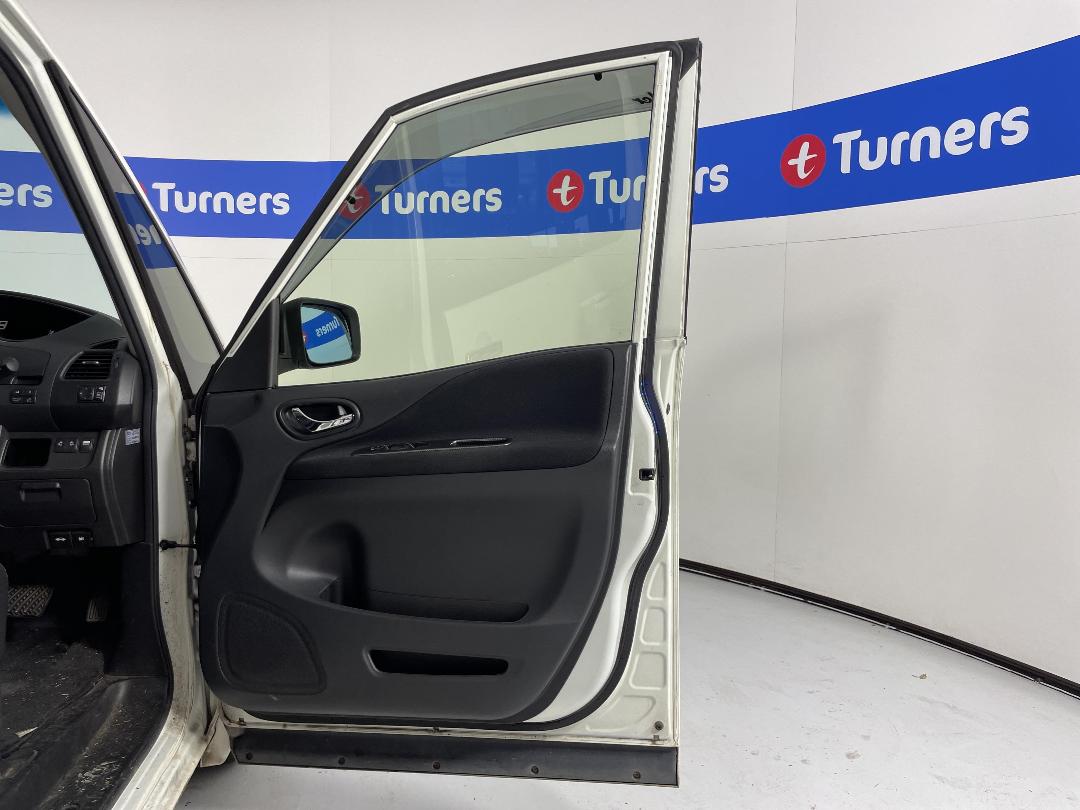 Photo '15' of Nissan Serena Photo '15' of Nissan Serena