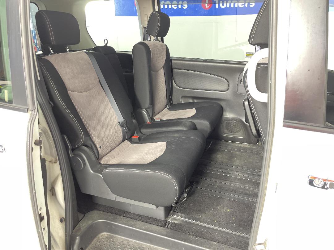 Photo '19' of Nissan Serena Photo '19' of Nissan Serena