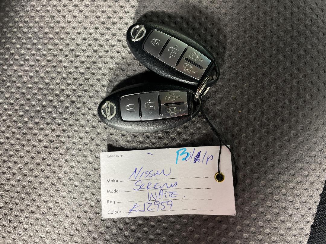 Photo '21' of Nissan Serena Photo '21' of Nissan Serena