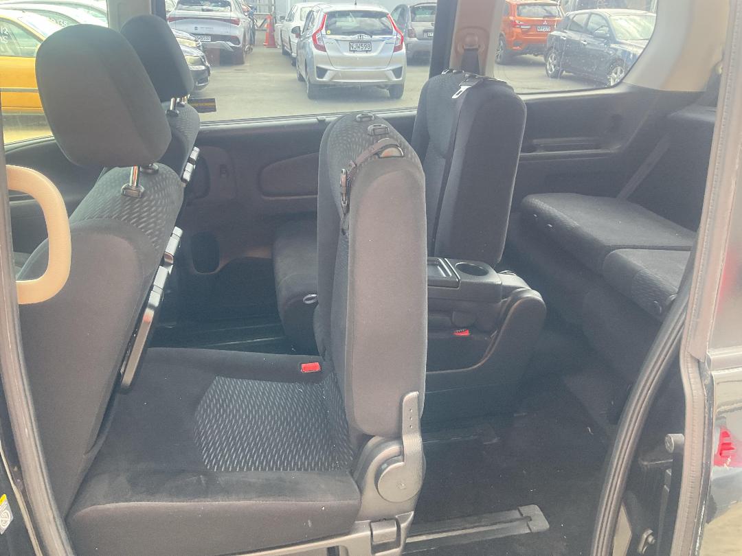 Photo '10' of Nissan Serena