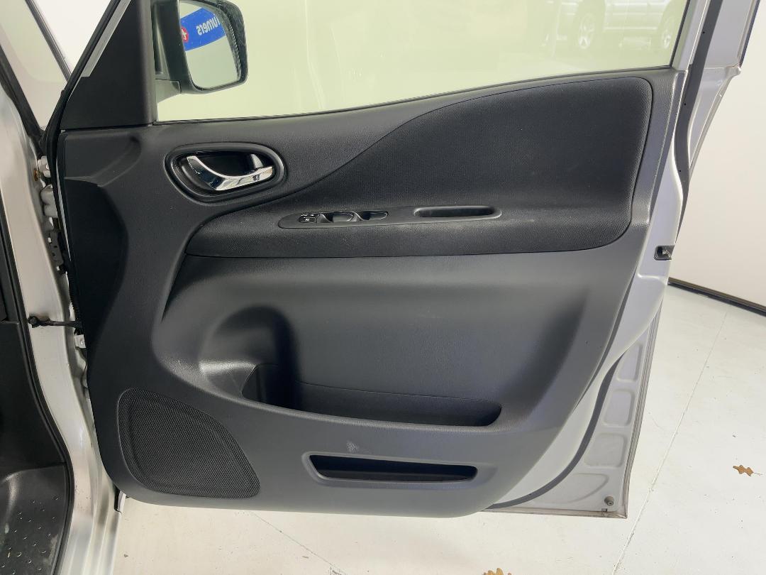 Photo '15' of Nissan Serena Photo '15' of Nissan Serena