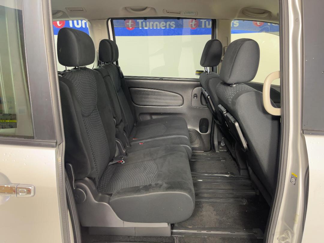 Photo '19' of Nissan Serena Photo '19' of Nissan Serena