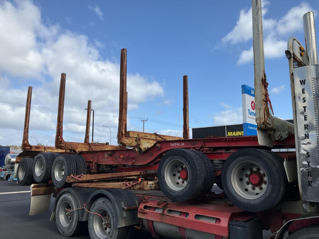 Photo '4' of PATCHELL 4SH MB Logger Trailer Full