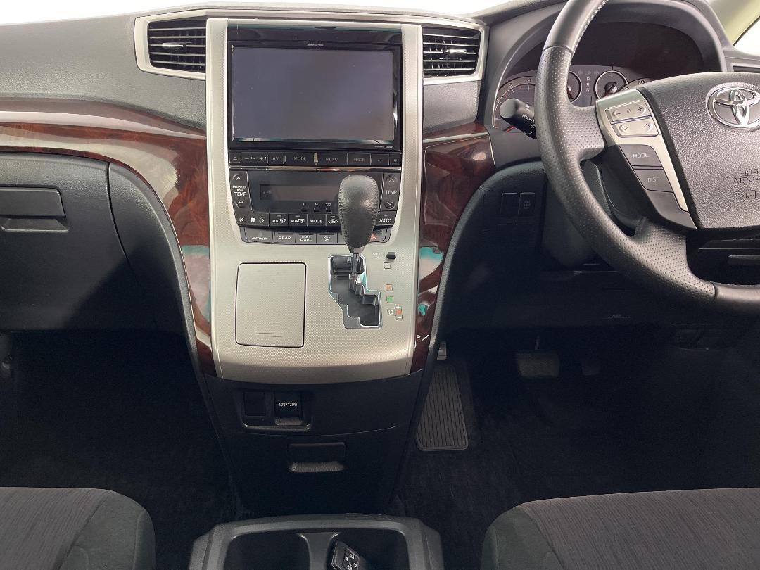 Photo '18' of Toyota Alphard