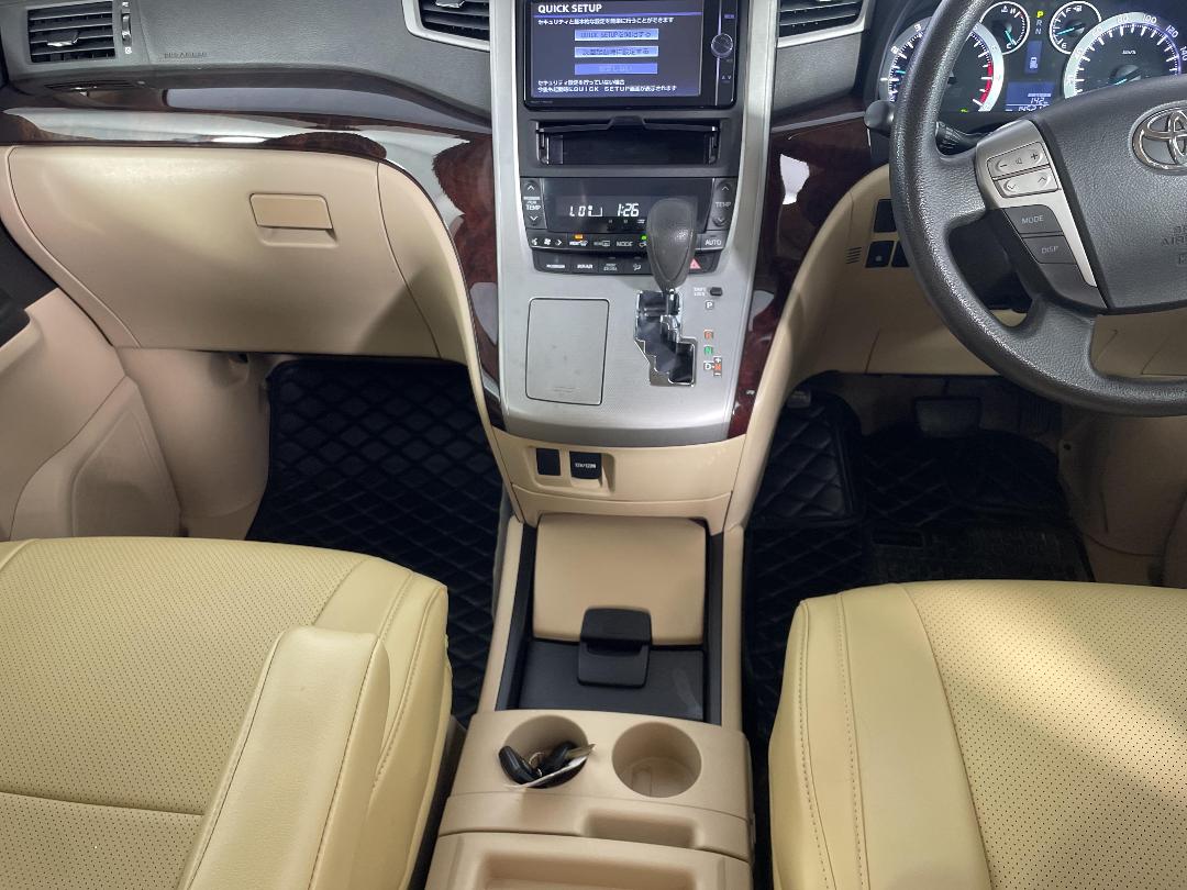 Photo '18' of Toyota Alphard