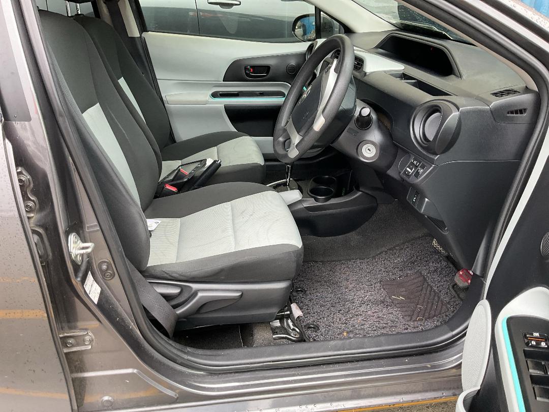 Photo '18' of Toyota Aqua Hybrid