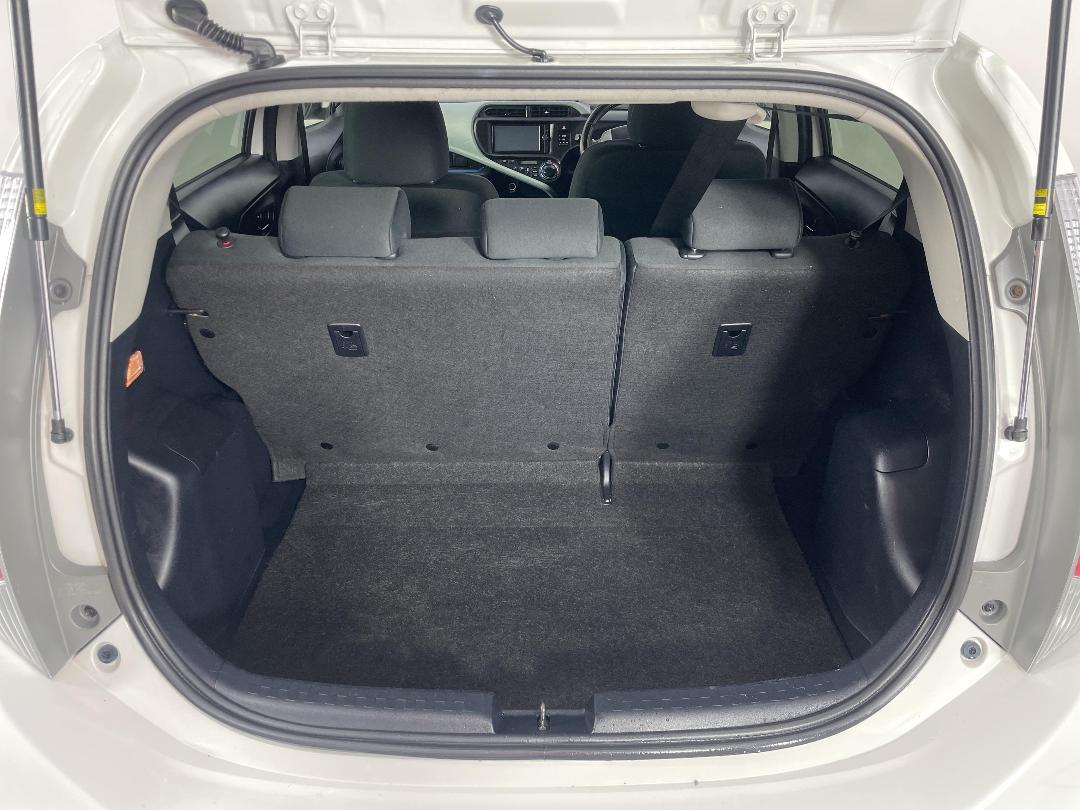 Photo '12' of Toyota Aqua Photo '12' of Toyota Aqua