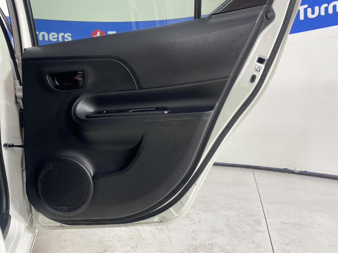 Photo '17' of Toyota Aqua Photo '17' of Toyota Aqua