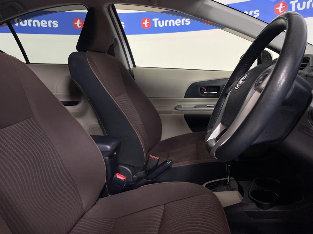 Photo '16' of Toyota Aqua Photo '16' of Toyota Aqua