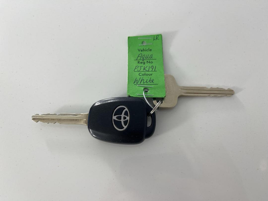 Photo '22' of Toyota Aqua Photo '22' of Toyota Aqua