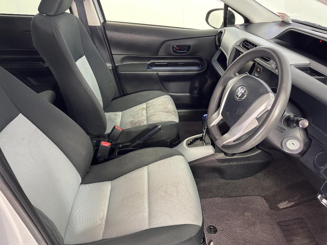 Photo '16' of Toyota Aqua Photo '16' of Toyota Aqua