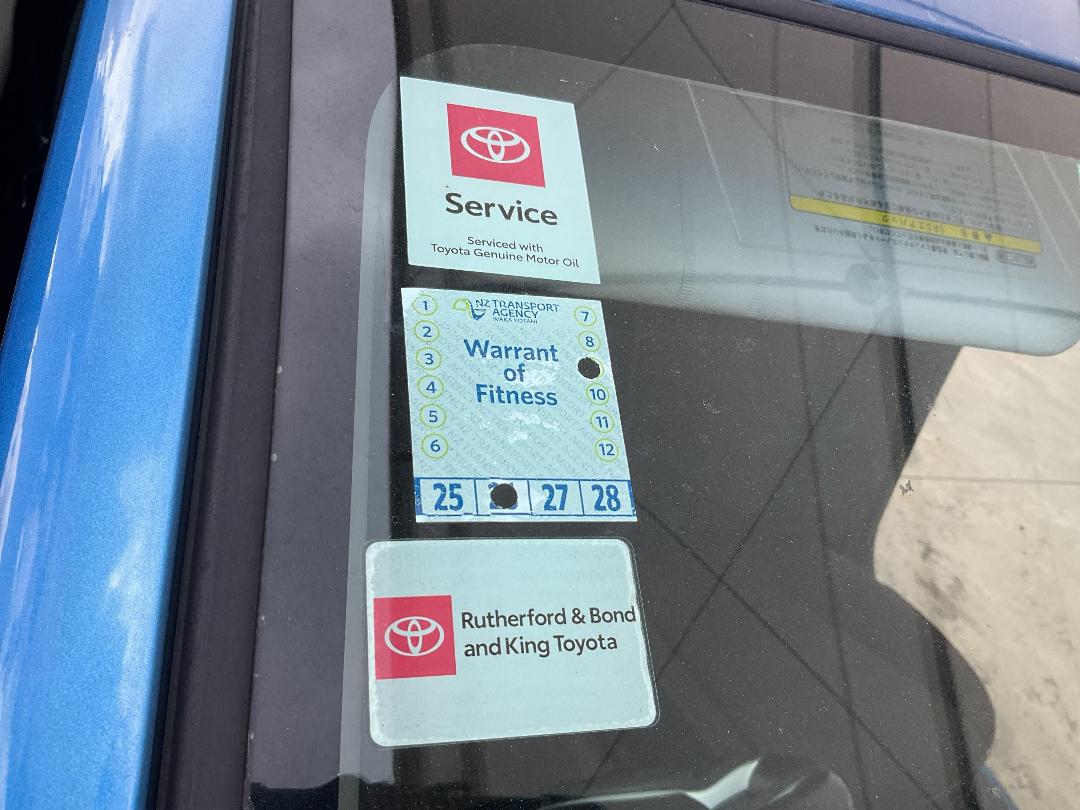 Photo '12' of Toyota Aqua Hybrid