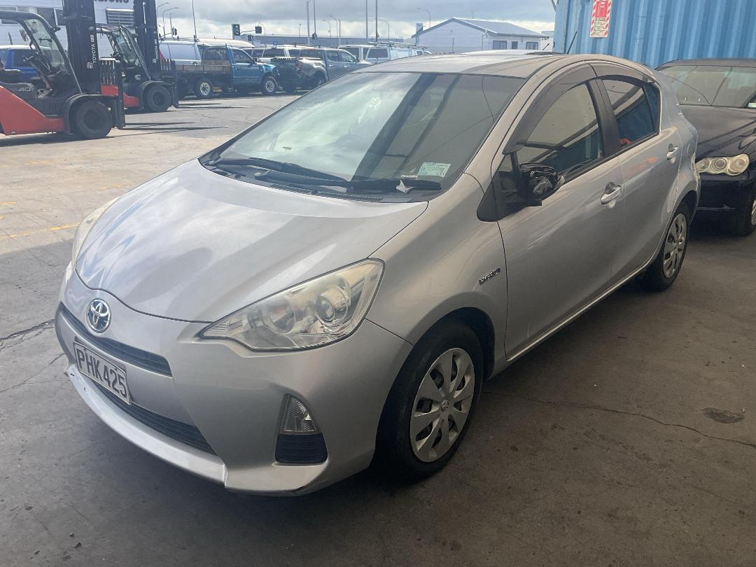 Photo '3' of Toyota Aqua Photo '3' of Toyota Aqua