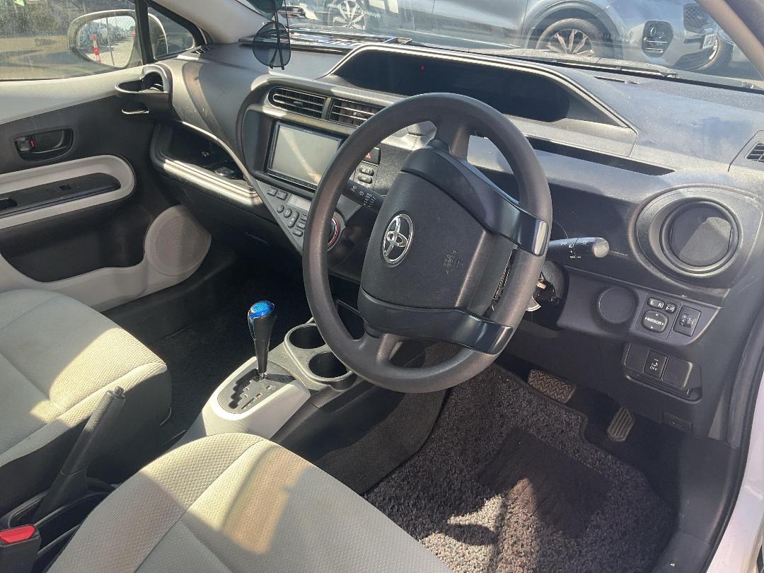 Photo '11' of Toyota Aqua Hybrid