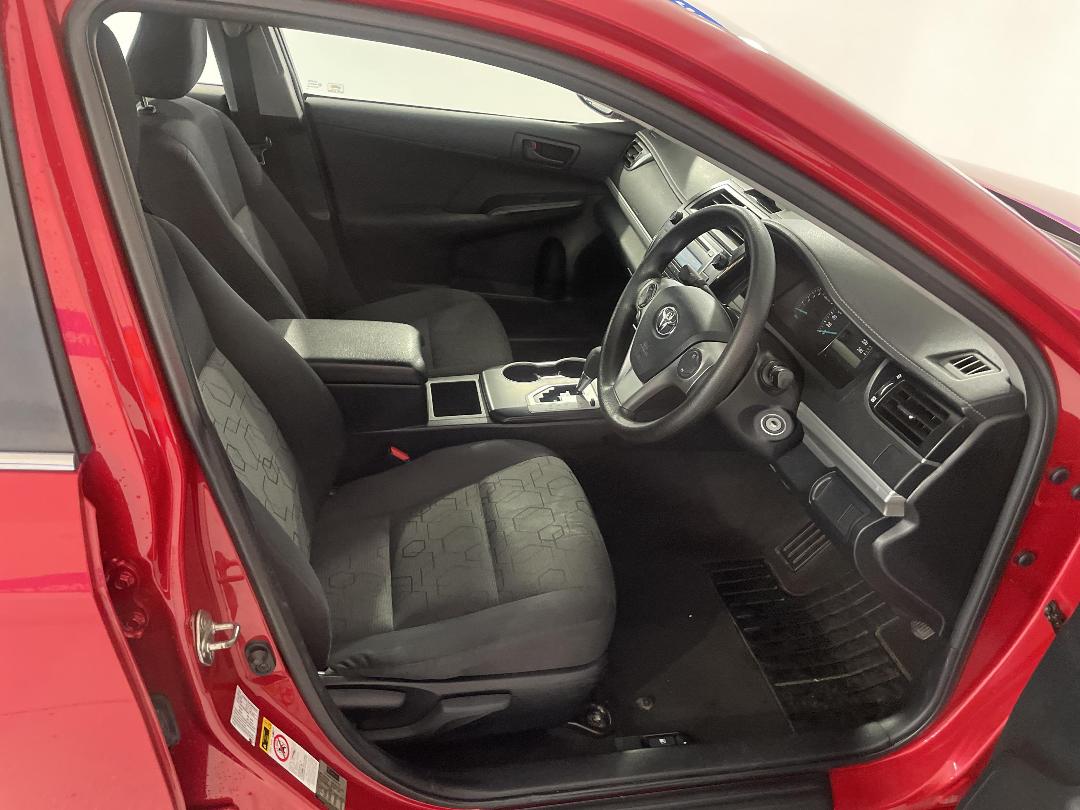 Photo '16' of Toyota Camry