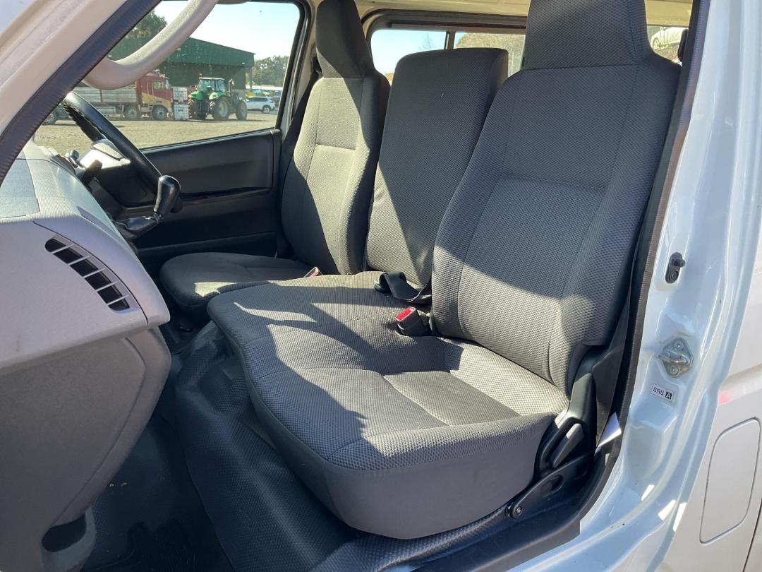 Photo '20' of Toyota Hiace Van Photo '20' of Toyota Hiace Van