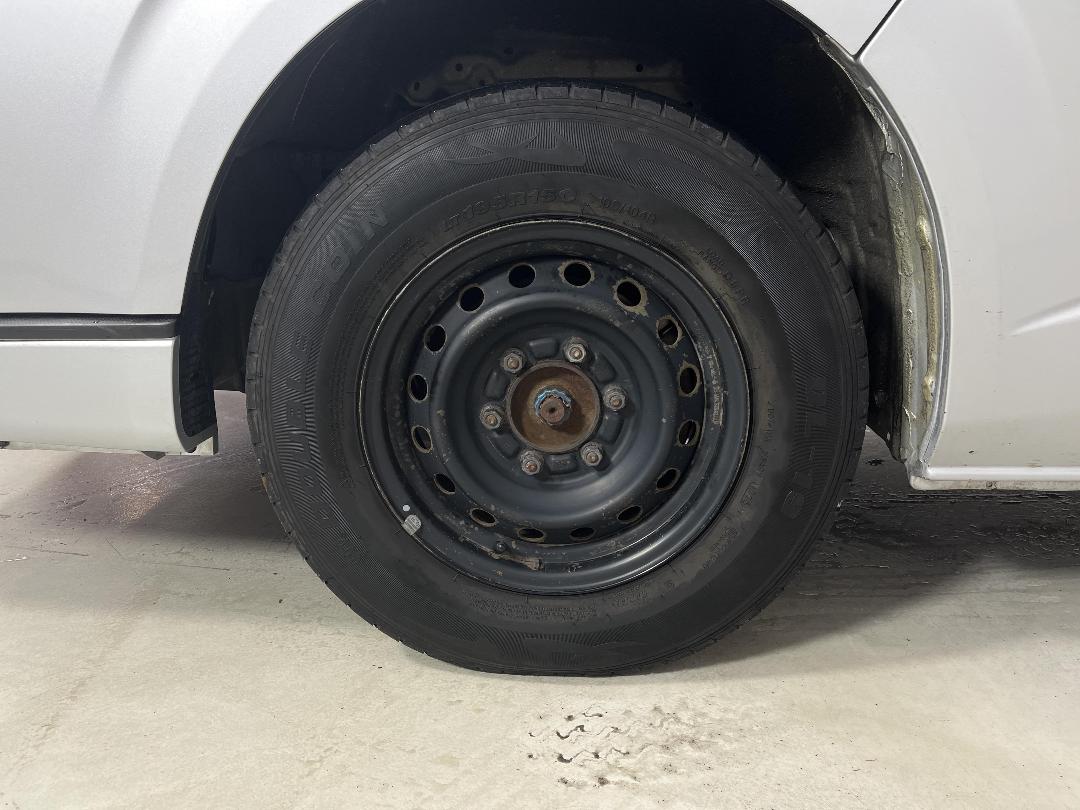 Photo '10' of Toyota Hiace