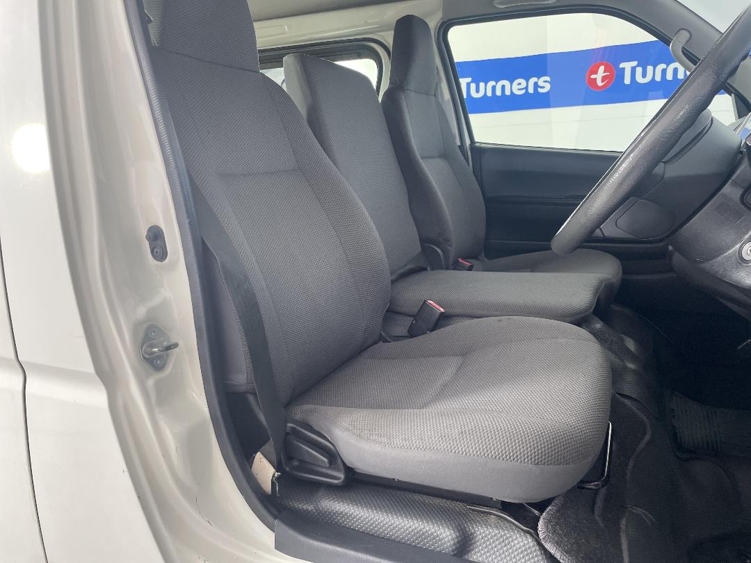 Photo '16' of Toyota Hiace