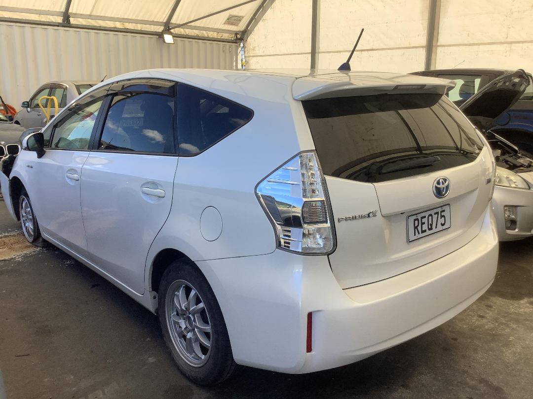 Photo '8' of Toyota Prius Alpha