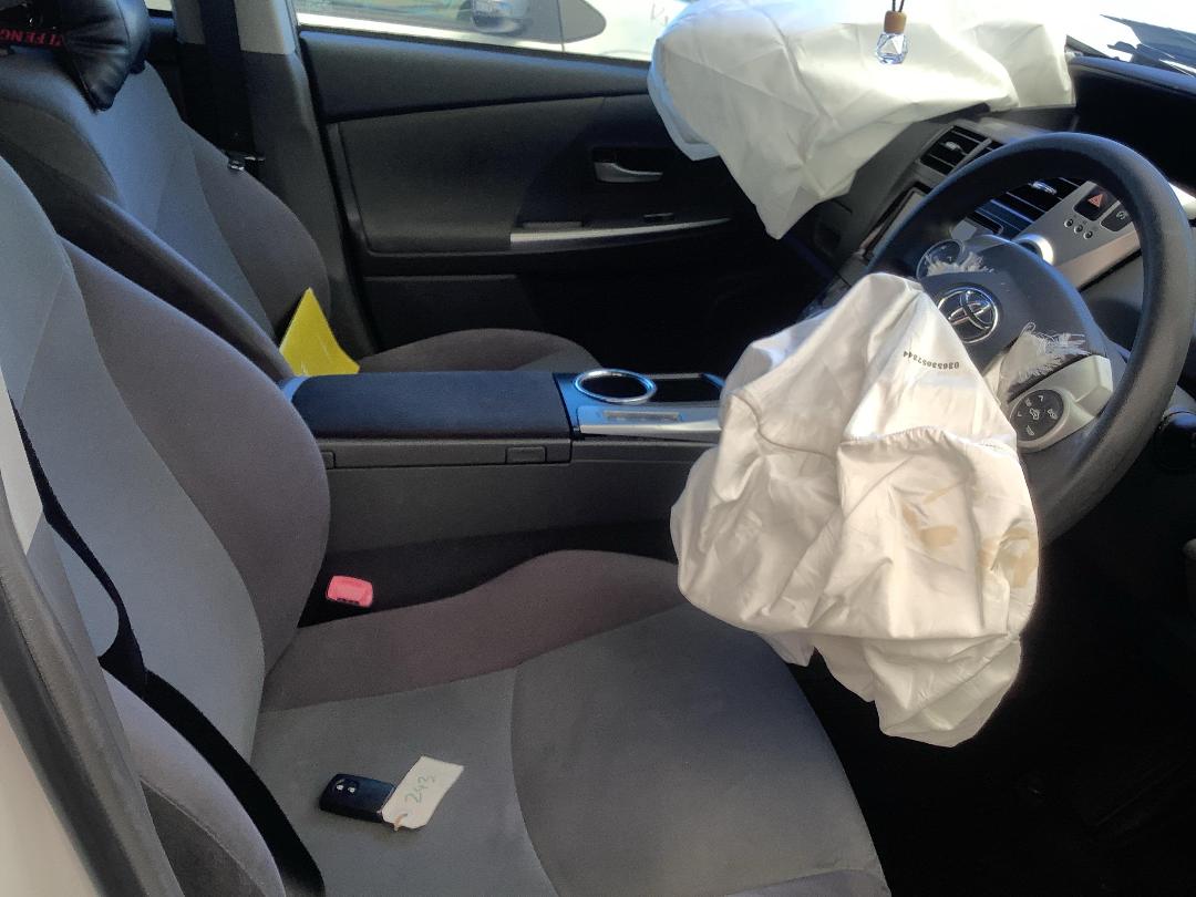 Photo '14' of Toyota Prius Alpha