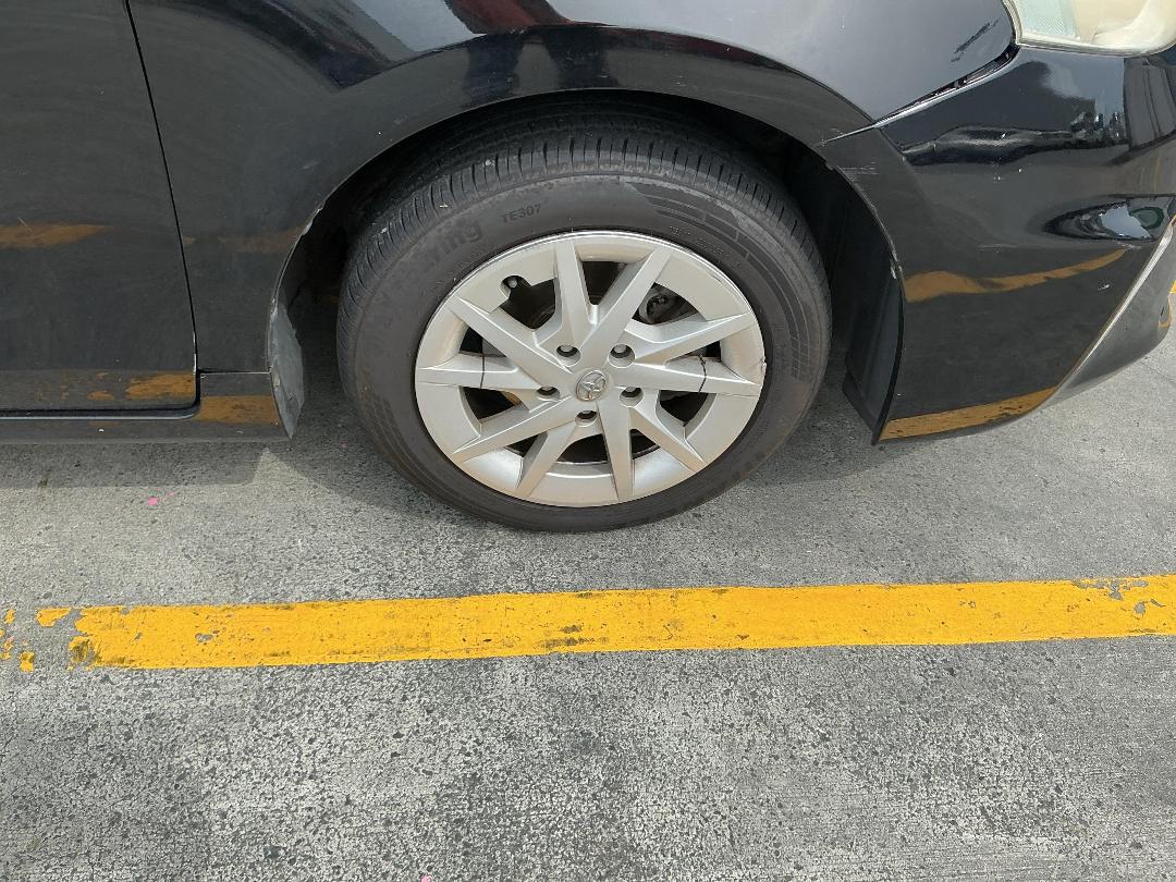 Photo '2' of Toyota Prius Alpha