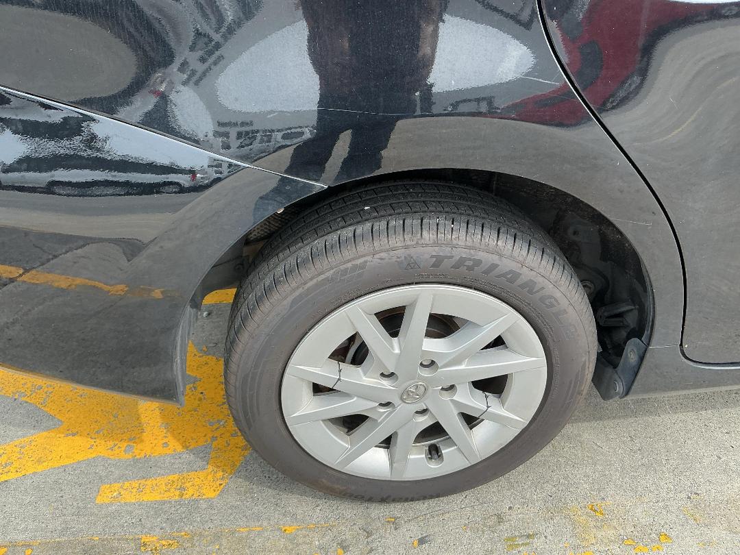 Photo '18' of Toyota Prius Alpha