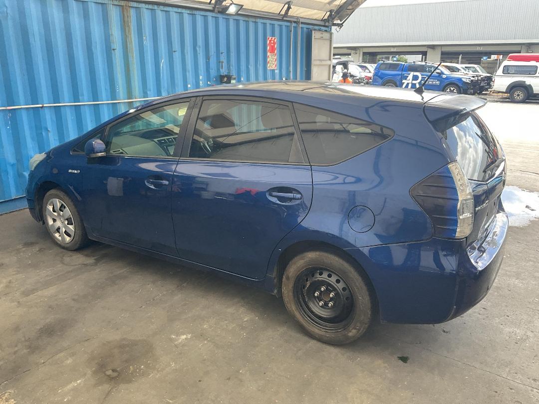 Photo '11' of Toyota Prius Alpha Photo '11' of Toyota Prius Alpha