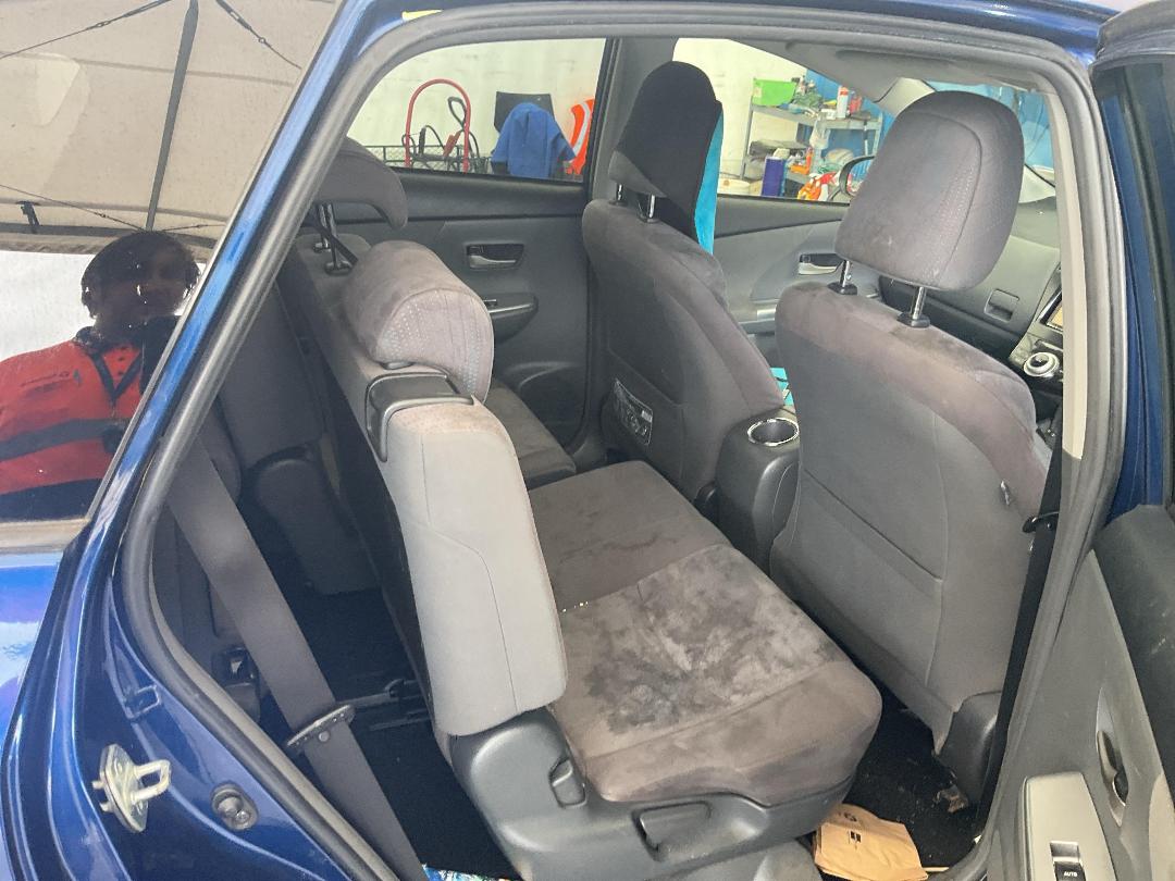 Photo '25' of Toyota Prius Alpha Photo '25' of Toyota Prius Alpha