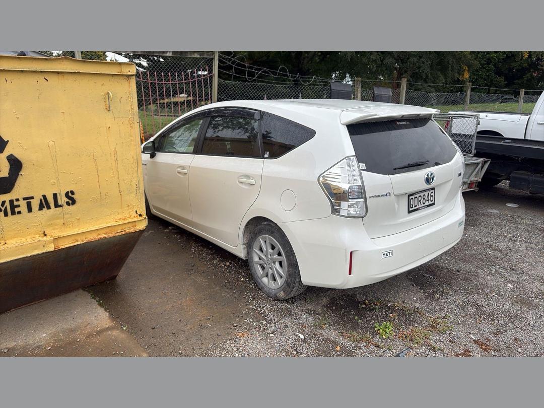 Photo '4' of Toyota Prius Alpha