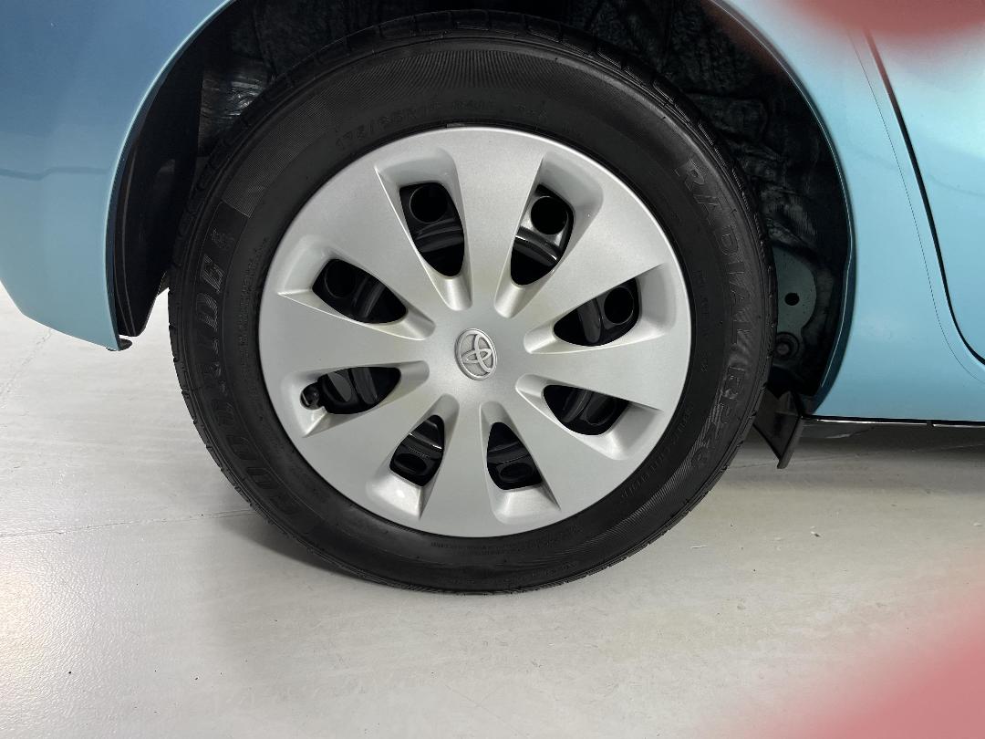 Photo '12' of Toyota Prius C