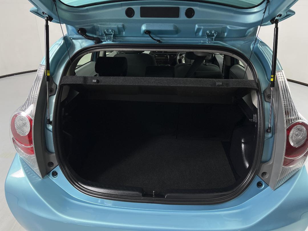 Photo '14' of Toyota Prius C