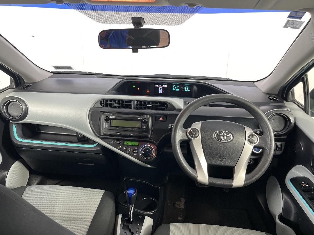 Photo '17' of Toyota Prius C