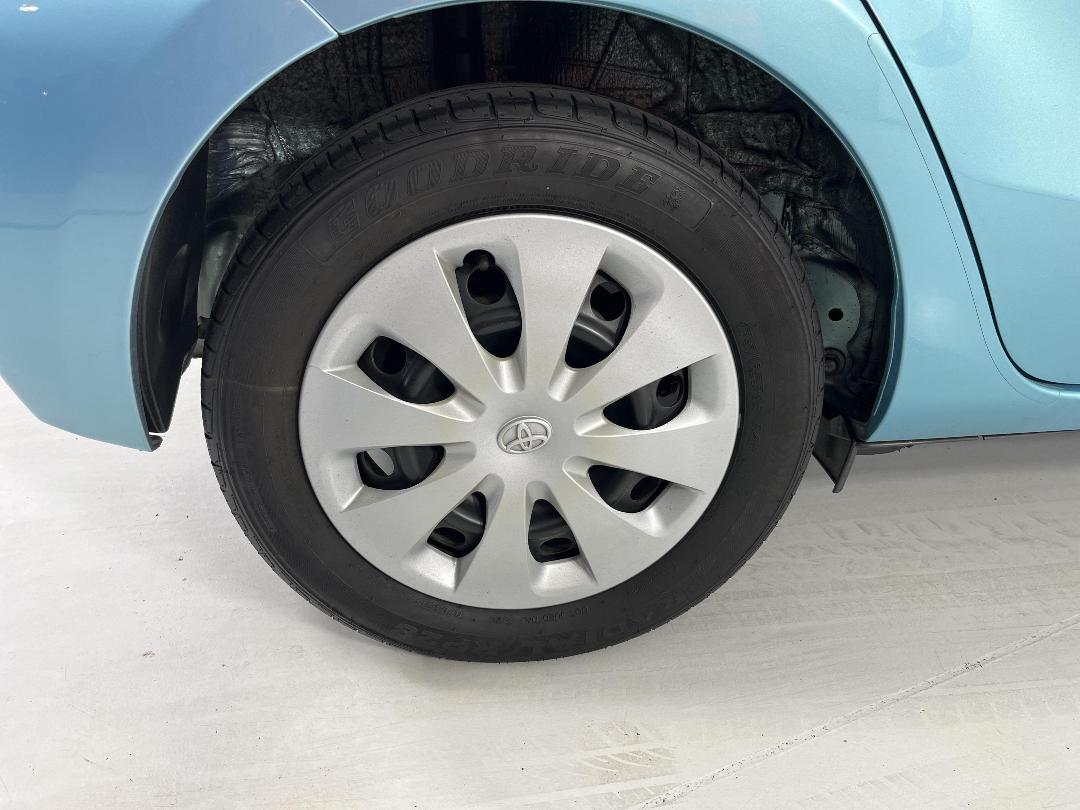 Photo '12' of Toyota Prius C