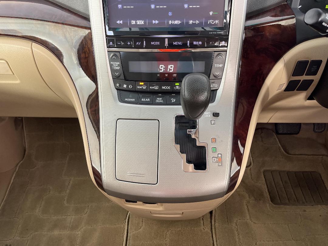 Photo '18' of Toyota Vellfire