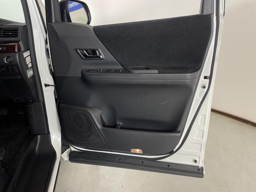 Photo '15' of Toyota Vellfire Photo '15' of Toyota Vellfire