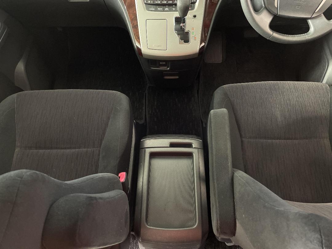 Photo '18' of Toyota Vellfire Photo '18' of Toyota Vellfire