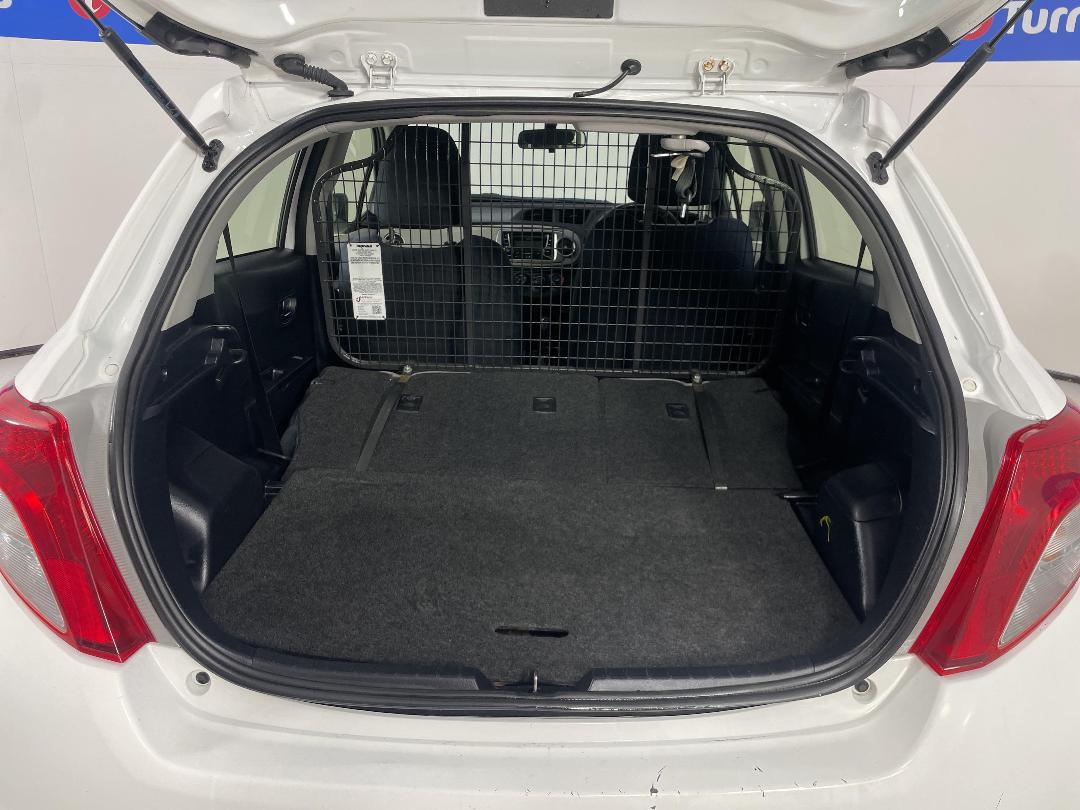 Photo '14' of Toyota Yaris