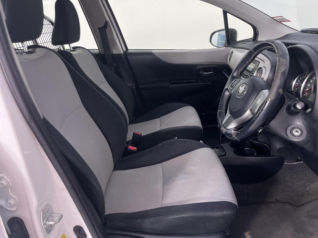 Photo '16' of Toyota Yaris