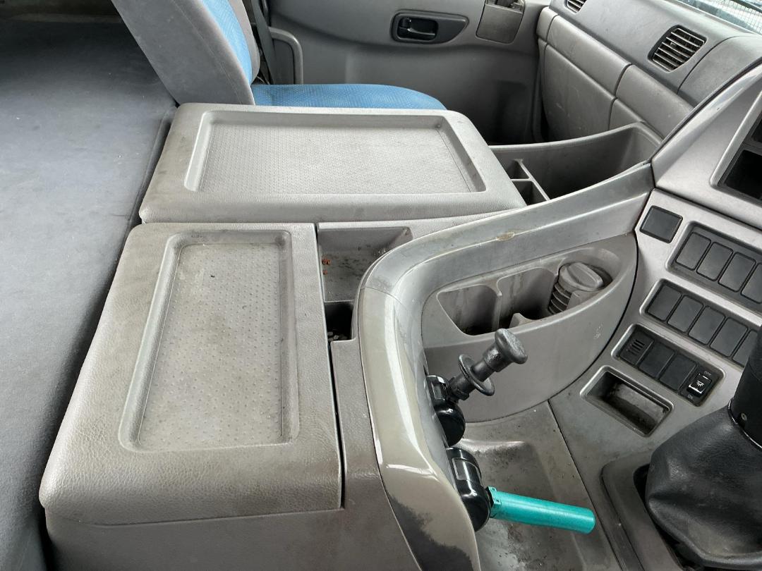 Photo '15' of UD Trucks GW400 Tractor Unit