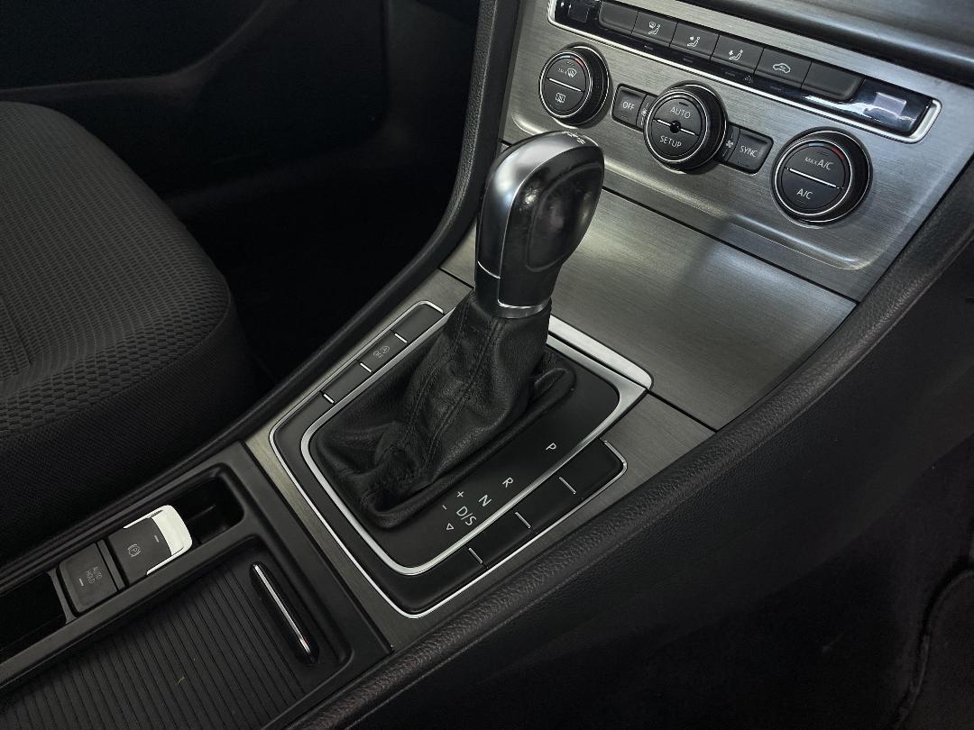 Photo '18' of Volkswagen Golf