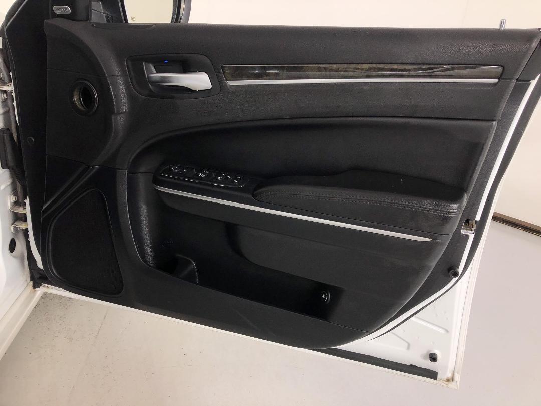 Photo '15' of Chrysler 300