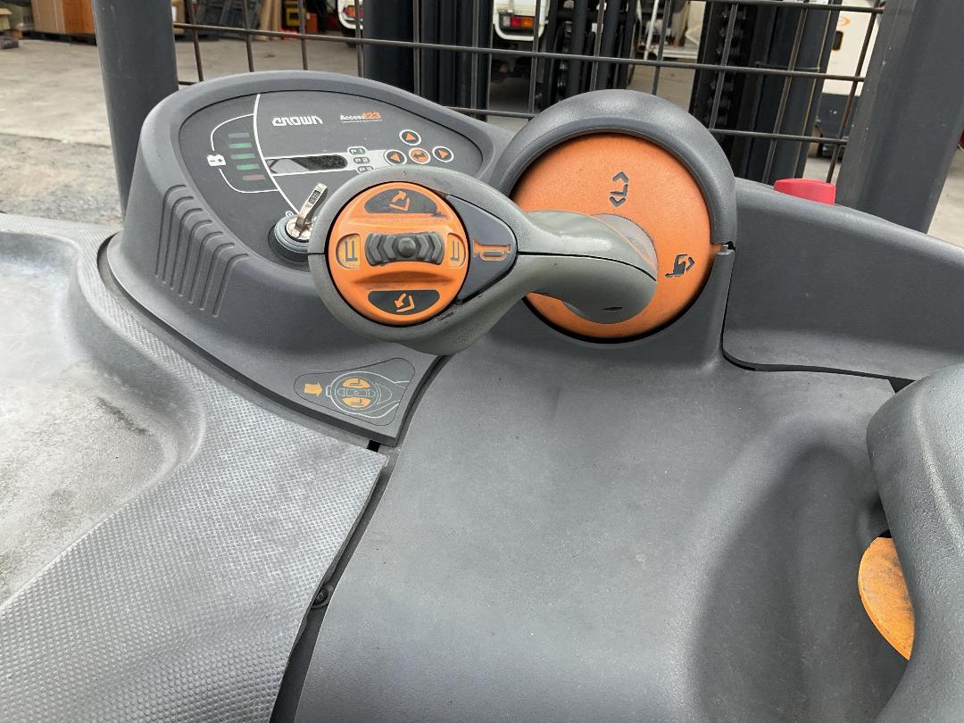 Photo '16' of Crown RC5515-30 Forklift