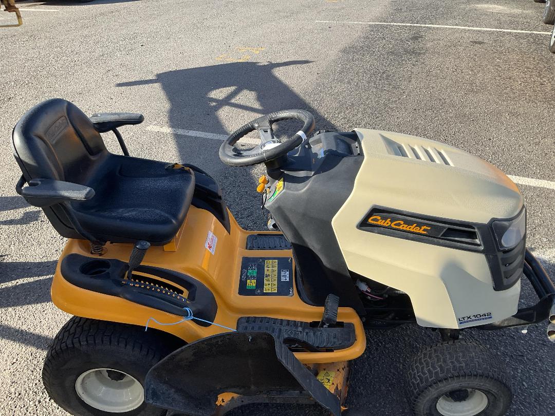 Photo '4' of Cub Cadet LTX1042 Mower