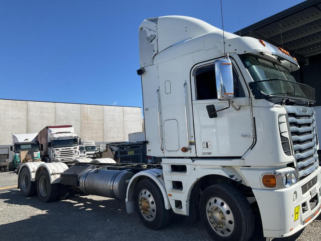 Photo '3' of Freightliner FRL ARGOSY 8X4 Cab Chassis Photo '3' of Freightliner FRL ARGOSY 8X4 Cab Chassis