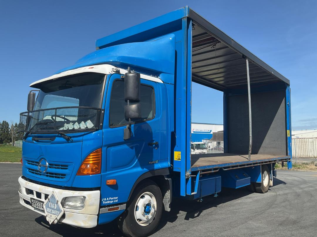 Photo '10' of Hino 500 FC7JLMA-ANU Curtainsider Photo '10' of Hino 500 FC7JLMA-ANU Curtainsider