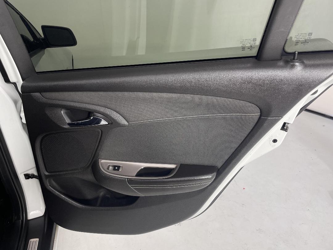 Photo '19' of Holden Commodore Photo '19' of Holden Commodore