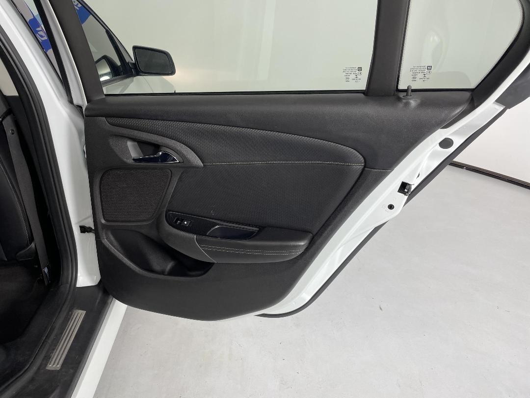 Photo '19' of Holden Commodore Photo '19' of Holden Commodore